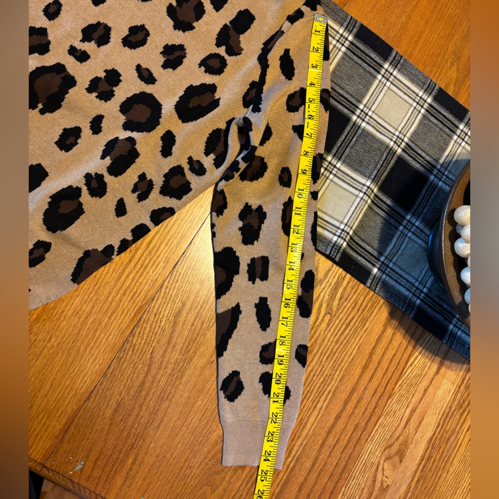 🐆 NWOT stylish and warm leopard print sweater 🐆 - Picture 7 of 7